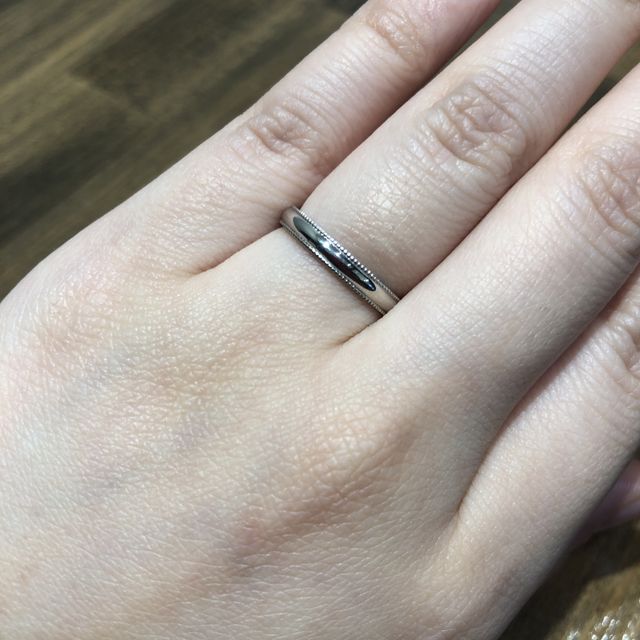 【輪-RIN-の口コミ】 最初は違う素材のものが気になっていたのですがこの指輪のミル打ちデザイ…