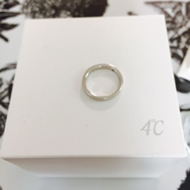 【4℃ BRIDAL(ヨンドシーブライダル)の口コミ】 指輪の購入決めては、石も小さいながらダイヤで、指輪の太さも違和感がな…