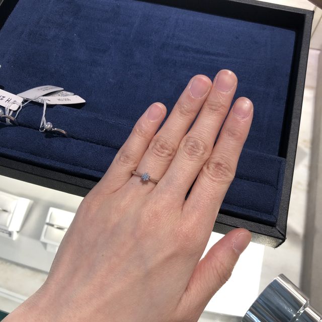 【4℃ BRIDAL(ヨンドシーブライダル)の口コミ】 王道デザインで結婚指輪との相性も良さそうです。サンプルが9号？でわたし…