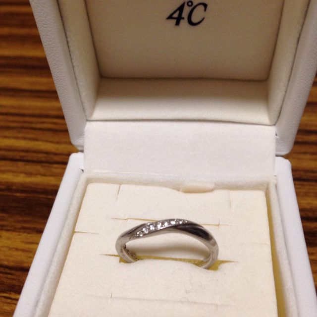 【4℃ BRIDAL(ヨンドシーブライダル)の口コミ】 元々4℃が好きだったことと、デザインに一目惚れしたことです。ダイアモン…