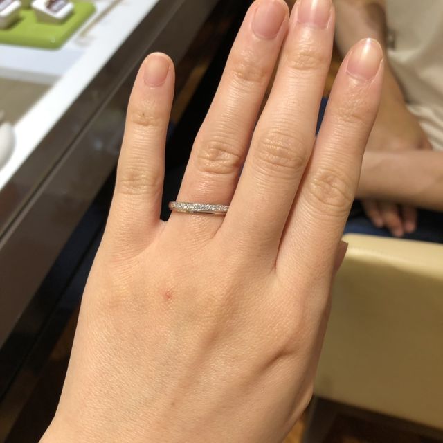 【ROCCA(ロッカ)の口コミ】 ストレートラインでキラキラした指輪を探していました。まさに希望通りの…