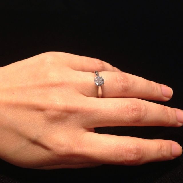 【ハリー・ウィンストン(Harry Winston)の口コミ】 ハリーウィンストンの小さな爪で止めてあるシンプルなダイヤモンドのラウ…