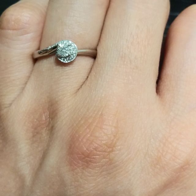 【銀座ダイヤモンドシライシの口コミ】 どんな婚約指輪がいいか想像できてませんでしたが、着けたときにデザイン…