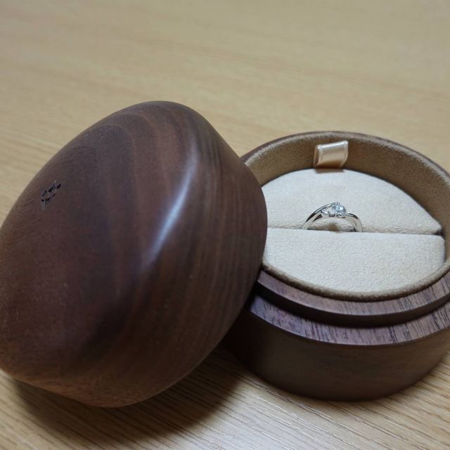 【COLANY(コラニー)の口コミ】 2枚爪でダイヤが360度綺麗に見えることと、年を重ねてもつけやすいデザイ…