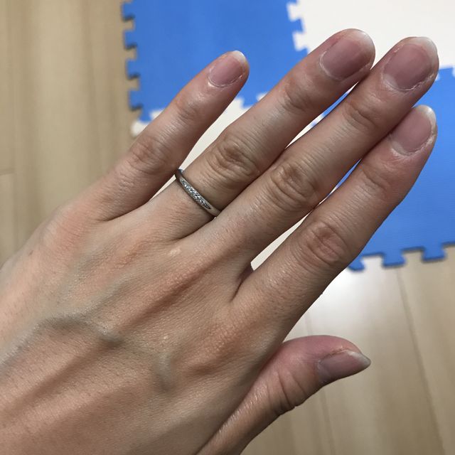 【銀座ダイヤモンドシライシの口コミ】 婚約指輪に合わせてデザインを選びましたが、シンプルで見た目も可愛いか…