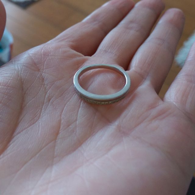 【First Intention(ファーストインテンション)の口コミ】 ダイヤ入りの指輪が希望で、色々と見た結果、この指輪のデザインが一番気…