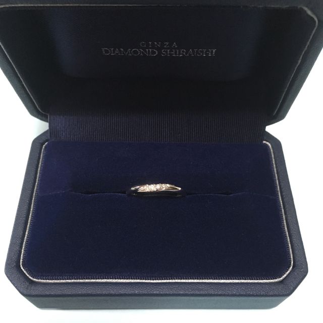 【銀座ダイヤモンドシライシの口コミ】 シンプルな細身のデザインは、人気だという事もあり気に入ったのですが、…