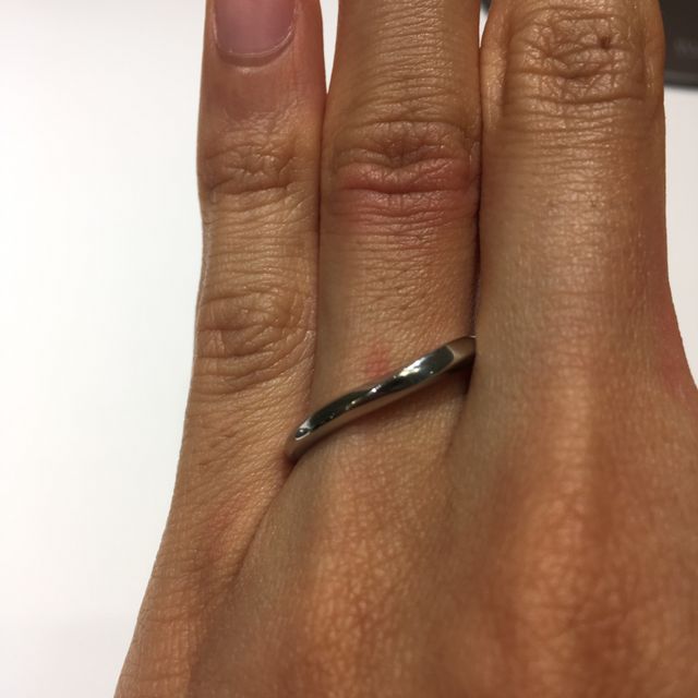 【ラザール ダイヤモンド(LAZARE DIAMOND)の口コミ】 シンプルな指輪を探していました。ストレートのデザインよりも、ウェーブ…