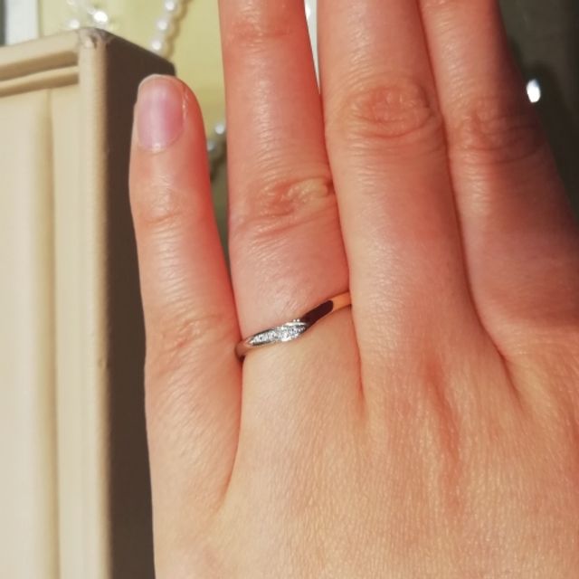 【A・D・A(エー・ディー・エー)の口コミ】 緩やかなV字のラインになっており指が長くそして綺麗に見えるのが気に入っ…