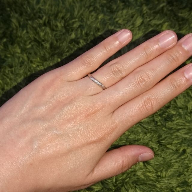 【4℃ BRIDAL(ヨンドシーブライダル)の口コミ】 流れるようなデザインが綺麗です。ダイヤが入っており、尚且つ外れる心配…