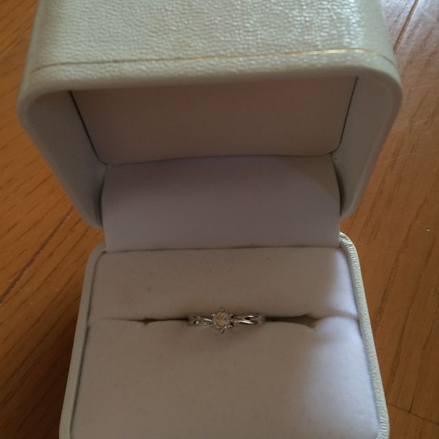 【銀座ダイヤモンドシライシの口コミ】 シンプルででも、嫌味でもなく普段つけていても邪魔にならないデザインで…