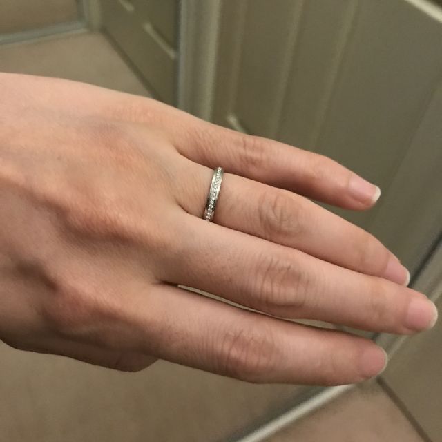 【カルティエ(Cartier)の口コミ】 婚約指輪と同じブランドで買いました。
ダイヤがたくさん付いているパヴェ…