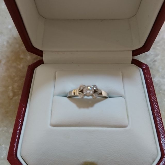 【カルティエ(Cartier)の口コミ】 指輪のデザインに一目惚れして購入しました。
指が太めなのがコンプレック…