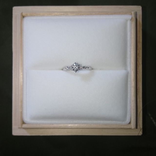 【宝寿堂(ほうじゅどう)の口コミ】 シンプルなデザインを希望していましたが、試着で一粒ダイヤよりもサイド…