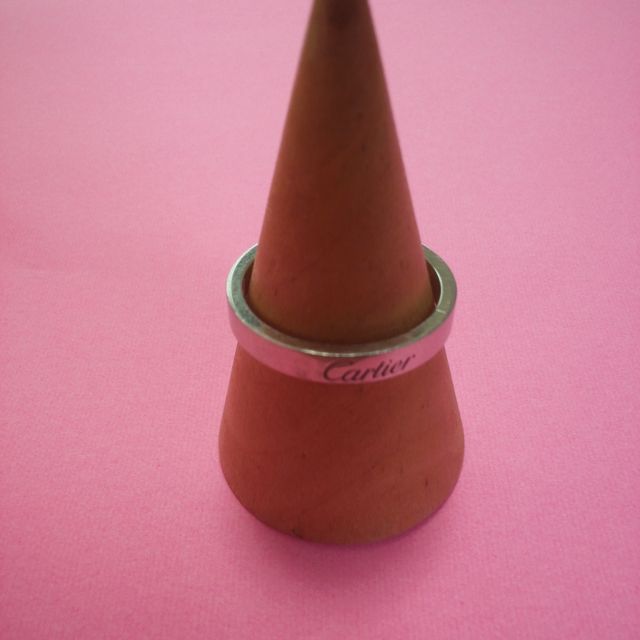 【カルティエ(Cartier)の口コミ】 私も主人も指や関節が太く、華奢な指輪だと指の太さが強調されるため、存…
