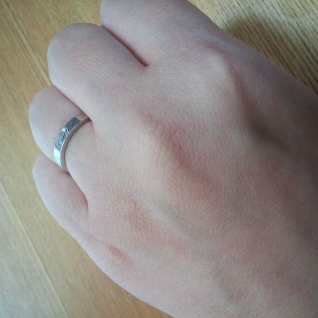 【カルティエ(Cartier)の口コミ】 私も主人も指や関節が太く、華奢な指輪だと指の太さが強調されるため、存…