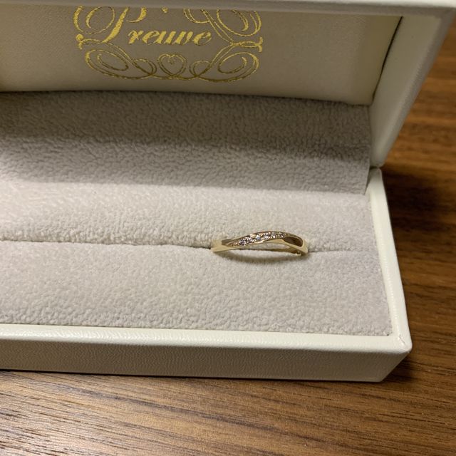 【Preuve(プルーヴ)の口コミ】 指に沿うような左下に流れるデザインと主張しすぎず馴染みのよいゴールド…