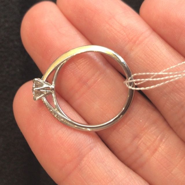 【ケイウノ ブライダル(K.UNO BRIDAL)の口コミ】 ゴールドが入っており二色のラインが非常に綺麗なリングです。上から見た…