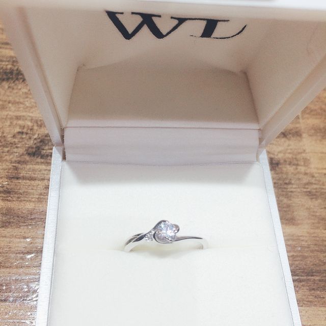 【輪-RIN-の口コミ】 普段でも着けられるようなデザインの婚約指輪を探していました。
初めてこ…