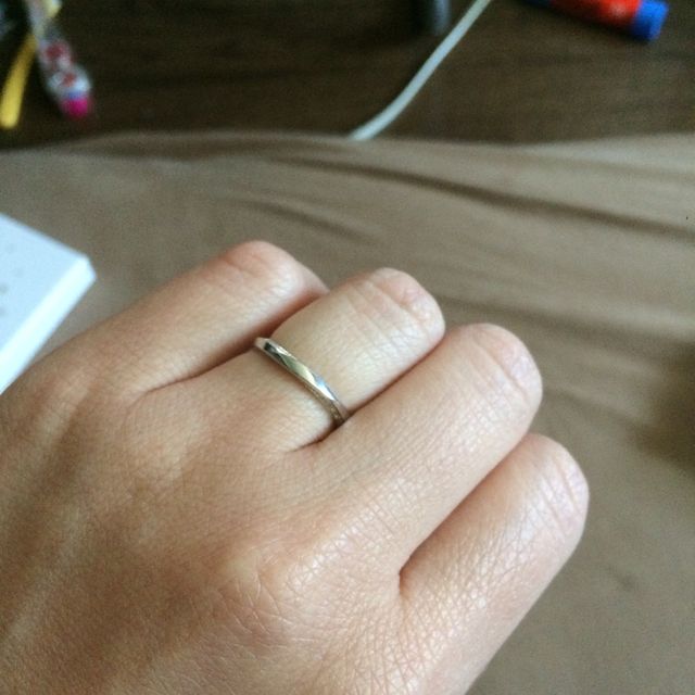 【4℃ BRIDAL(ヨンドシーブライダル)の口コミ】 シンプルなデザインですがダイヤのキラキラが控えめに豪華でとても気に入…