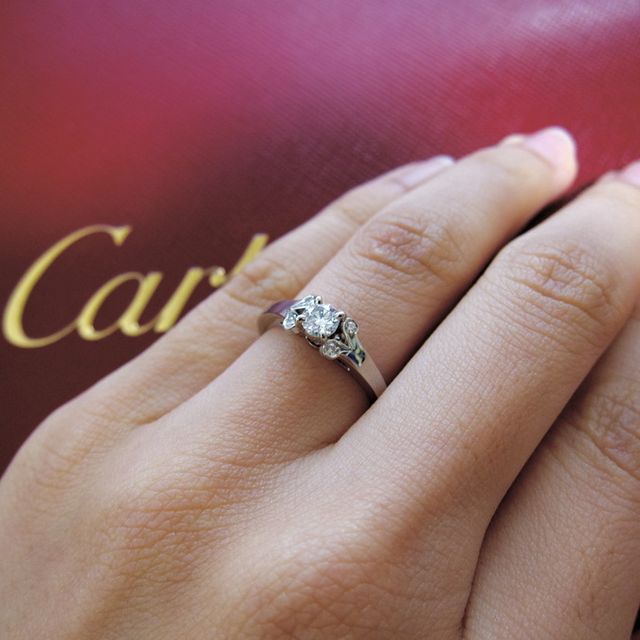 【カルティエ(Cartier)の口コミ】 一目ぼれでした。
ダイヤモンドの色に惹かれたのですが店員さんに聞くと貴…