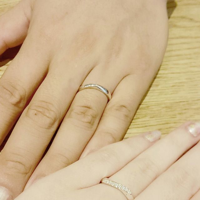 【4℃ BRIDAL(ヨンドシーブライダル)の口コミ】 指輪のデザインは表にキラキラのダイヤがいくつか付いていてゴージャスな…