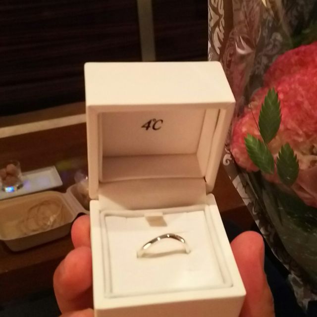 【4℃ BRIDAL(ヨンドシーブライダル)の口コミ】 指輪のデザインは表にキラキラのダイヤがいくつか付いていてゴージャスな…