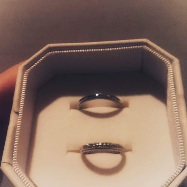 【4℃ BRIDAL(ヨンドシーブライダル)の口コミ】 デザインが婚約指輪のものと違い、ダイヤが埋め込まれているので、指輪同…
