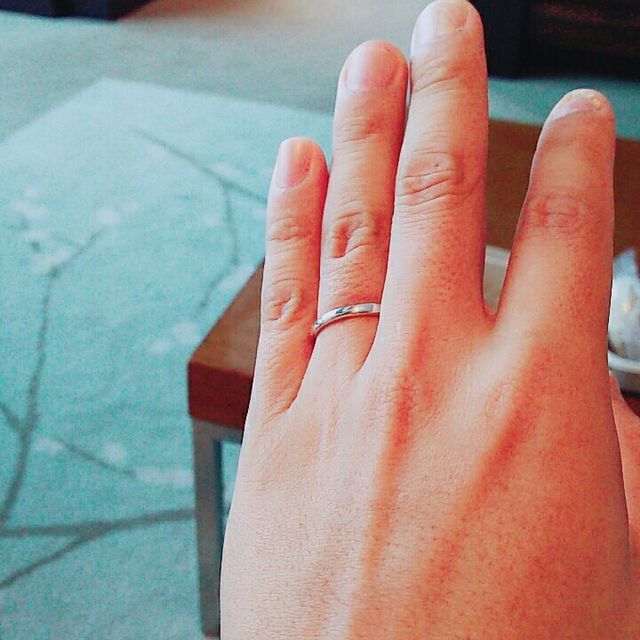 【4℃ BRIDAL(ヨンドシーブライダル)の口コミ】 デザインが婚約指輪のものと違い、ダイヤが埋め込まれているので、指輪同…