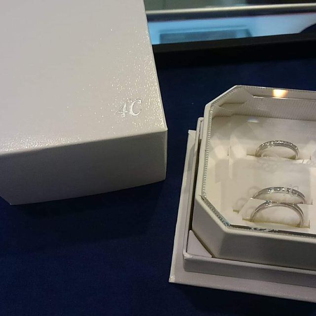 【4℃ BRIDAL(ヨンドシーブライダル)の口コミ】 デザインが婚約指輪のものと違い、ダイヤが埋め込まれているので、指輪同…