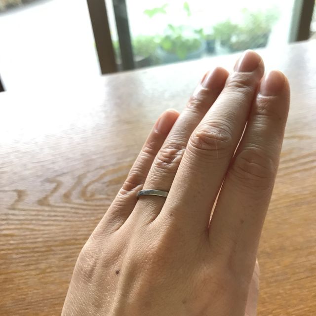 【KAZOKU JEWELLERY(カゾクジュエリー)の口コミ】 夫婦共にシンプルなものが好きなので、「muku」というラインの中から、槌…