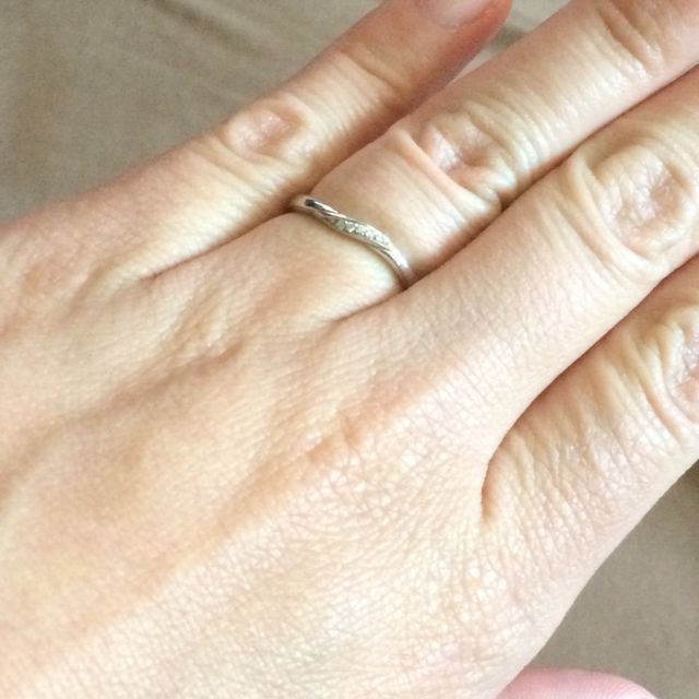 【4℃ BRIDAL(ヨンドシーブライダル)の口コミ】 微妙なウェーブ感で指が比較的綺麗に見えるとのことです。中央のダイヤが…