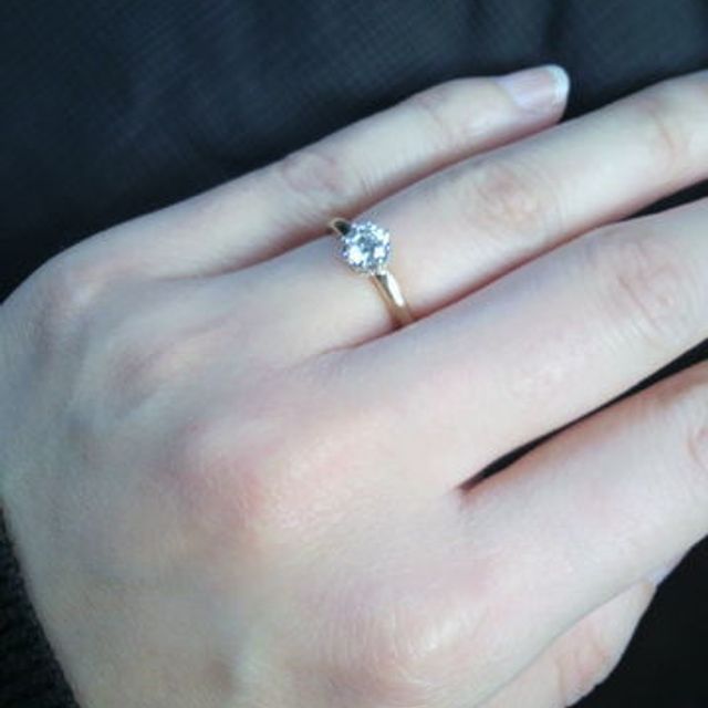 【Galopine & Galopin(ガロピーネガロパン)の口コミ】 ゴールドとプラチナのコンビネーションが個性的で、台座にメレダイヤが一…