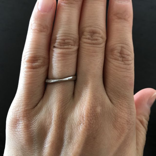 【銀座ダイヤモンドシライシの口コミ】 細めのデザインで、あまり皆が持ってないようなデザインで探していました…