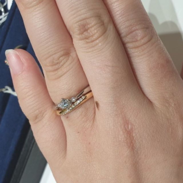 【4℃ BRIDAL(ヨンドシーブライダル)の口コミ】 婚約指輪はダイヤモンドの輝きが想像以上に綺麗で魅力的であったのが決め…