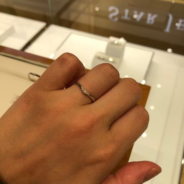 【STAR JEWELRY(スタージュエリー)の口コミ】 細身のデザインで、緩やかなわざとらしくない、ウェーブのデザインです。
…
