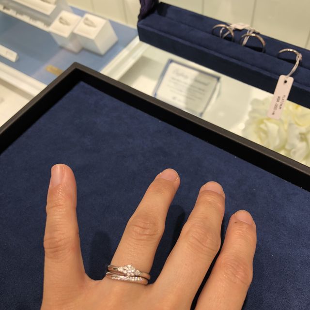 【4℃ BRIDAL(ヨンドシーブライダル)の口コミ】 セットリンクとして買ったわけではなかったのですが、いただいた婚約指輪…