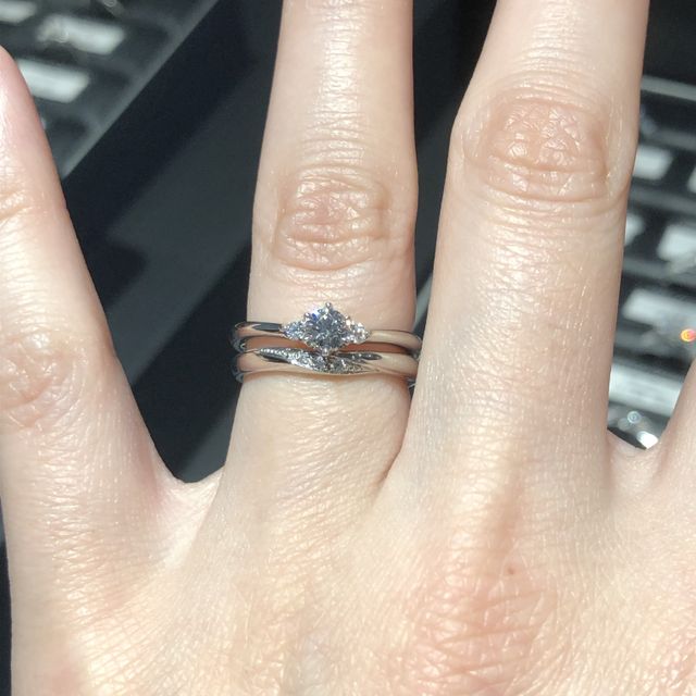 【エクセルコダイヤモンド(EXELCO DIAMOND)の口コミ】 婚約指輪と同時期購入でした。
彼と同じデザインもしくはペア感のあるもの…