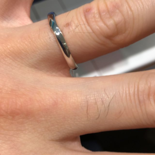 【銀座ダイヤモンドシライシの口コミ】 デザインはシンプルでかっこ良かったです。付けた時に細すぎ太すぎず安心…