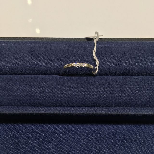 【4℃ BRIDAL(ヨンドシーブライダル)の口コミ】 ストレートラインでかつリングの縁が丸くなっており、指にしっかり馴染み…