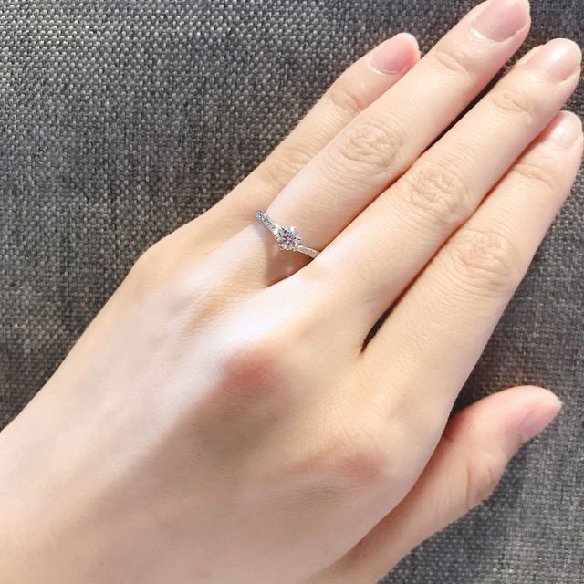 【銀座ダイヤモンドシライシの口コミ】 指輪の周りにたくさん小さなダイヤが付いているものが良かったので、そう…