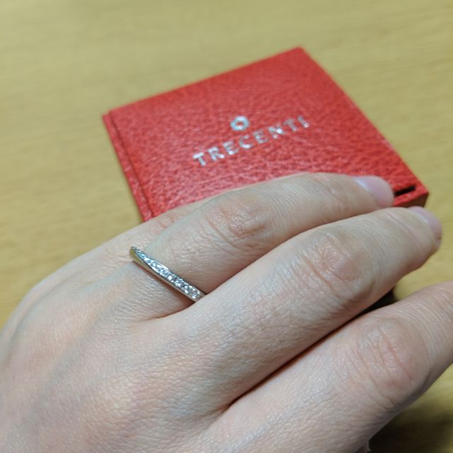 【TRECENTI(トレセンテ)の口コミ】 ハーフエタニティで探してましたが、照明に当ってキラキラと流線形の動き…