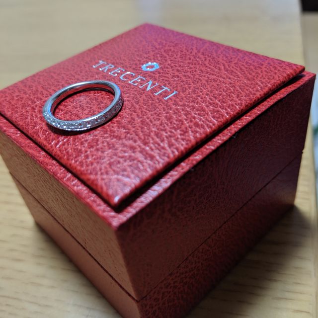 【TRECENTI(トレセンテ)の口コミ】 ハーフエタニティで探してましたが、照明に当ってキラキラと流線形の動き…