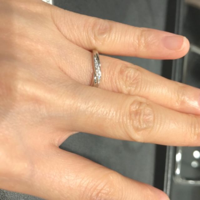 【エクセルコダイヤモンド(EXELCO DIAMOND)の口コミ】 上品で細身なデザインの指輪を探していました。ダイヤモンドの輝きはそれ…