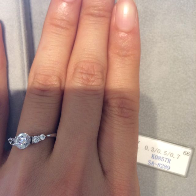 【WATANABE / 卸商社直営　渡辺の口コミ】 指輪のデザインの種類が大変豊富で、サンプルをショーケースから自分で好…