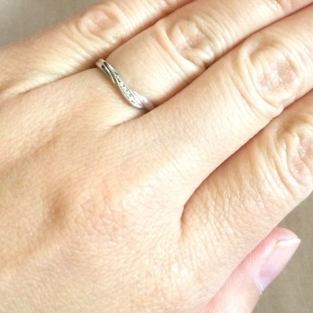 【4℃ BRIDAL(ヨンドシーブライダル)の口コミ】 ウェーブが強めのきれいな指輪です。中央のダイヤが派手すぎなくてキラキ…