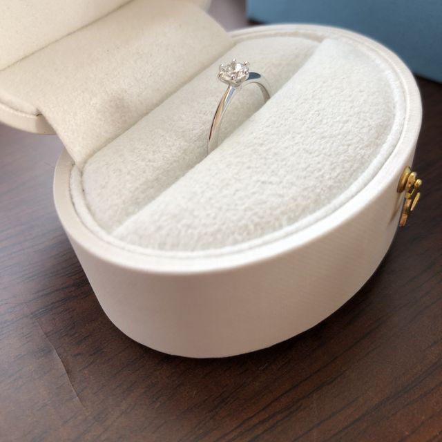 【Foulason(フレゾン)の口コミ】 彼がプロポーズの為に選んで購入してくれていました。何店舗か見てまわっ…