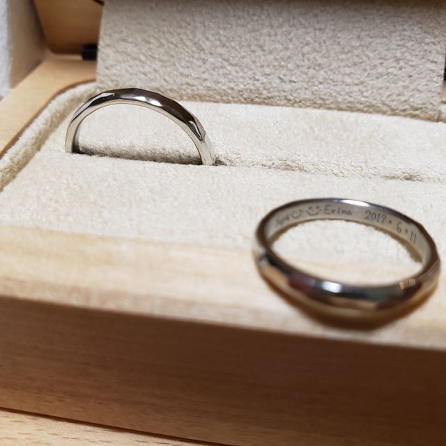【uchimari(ウチマリ)の口コミ】 結婚指輪をどこで購入するか悩んでいた時、
ずっと付けるものだからふたり…