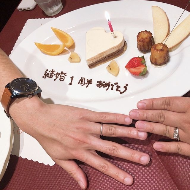 【4℃ BRIDAL(ヨンドシーブライダル)の口コミ】 花の形で花の中にダイヤがあるのはもちろん、横に小さいダイヤもついてい…