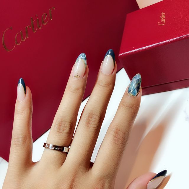 【カルティエ(Cartier)の口コミ】 カルティエのロゴが入っていてダイヤもポイント使いな所が気に入っていま…